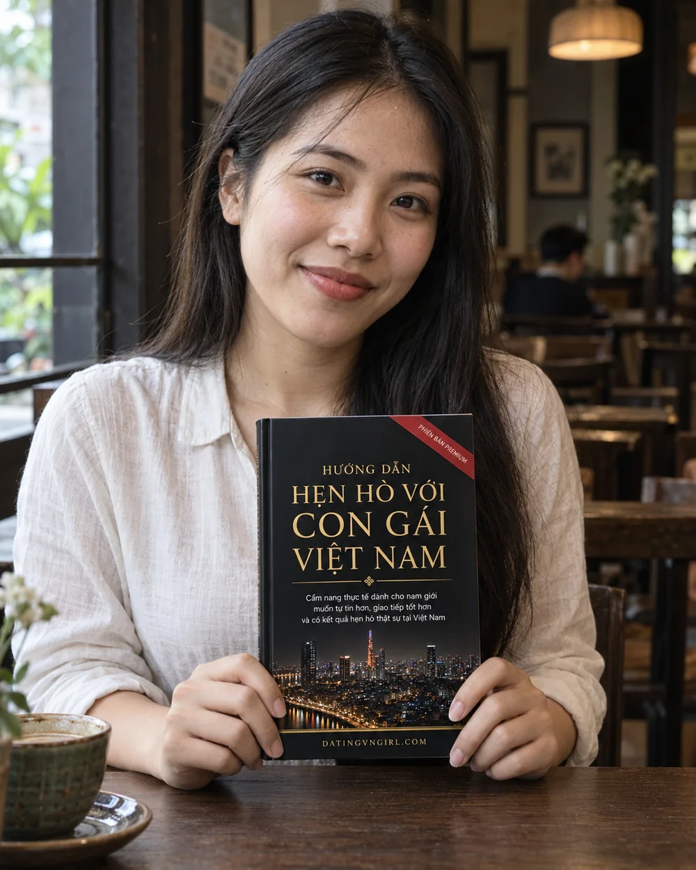 phụ nữ Việt Nam cầm cẩm nang hẹn hò